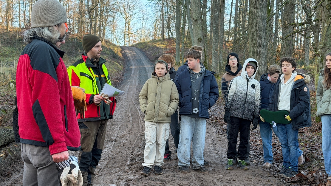 Herr Finck und Kollegen mit den Schülern bei der Vorstellung auf dem Schweinsberg