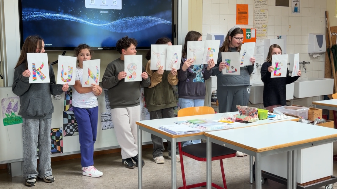 Schülerinnen und Schüler der Dammrealschule präsentieren im Klassenraum ihre Kunstwerke mit dem Schriftzug Kunstatelier.