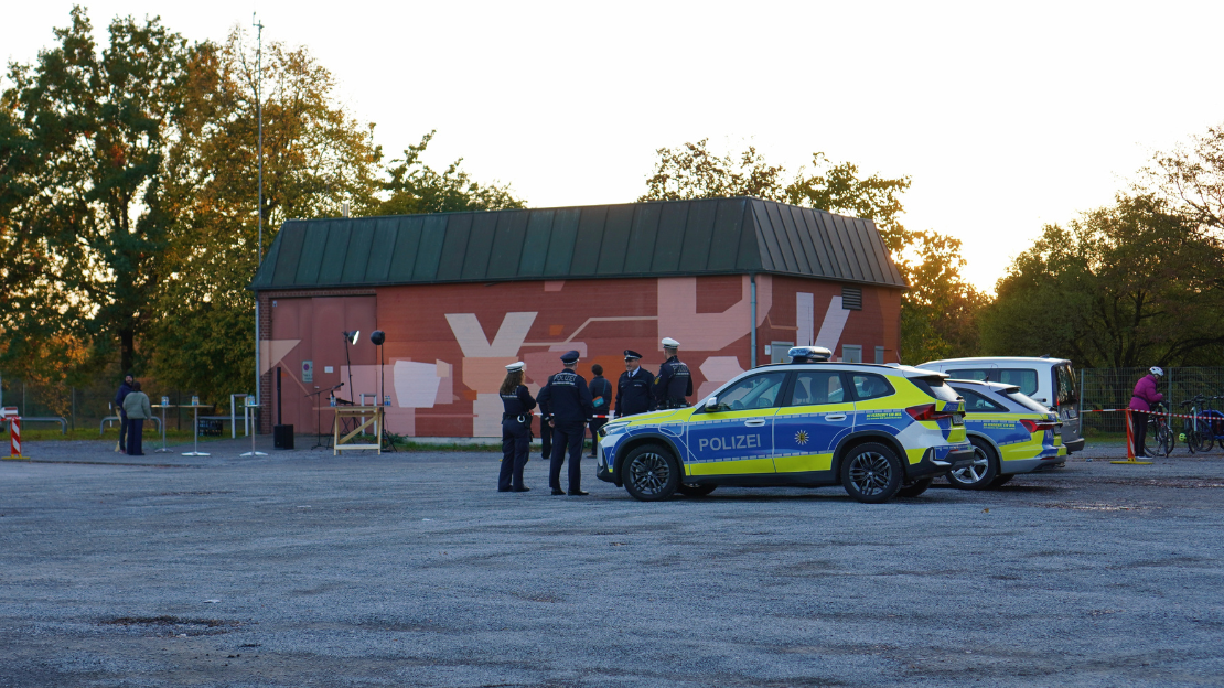 Persönliche Verbindung: Auch die Heilbronner Polizei war bei der Eröffnung des Gedenkmurals zahlreich vertreten im Gedenken an die ermordete Polizistin Michèle Kiesewetter sowie der restlichen Opfer. (Foto: Stadt Heilbronn)
