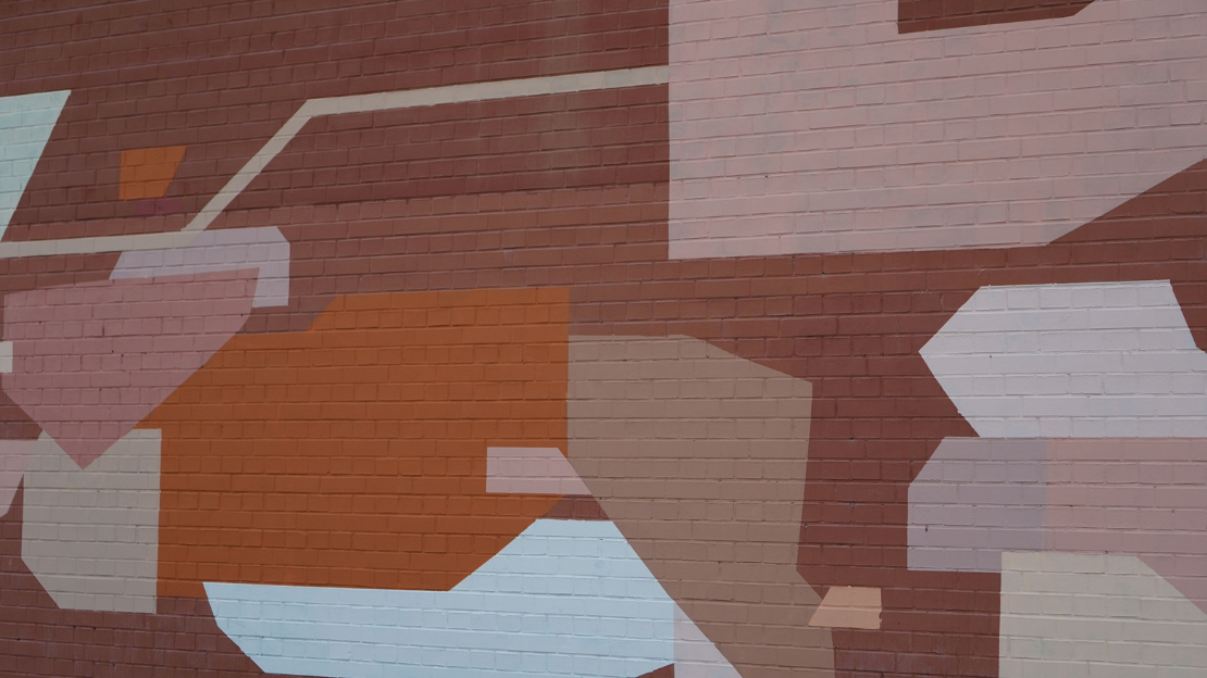 Die Schülerinnen und Schüler erklärten, wie dieses Mural entstanden ist und dass beispielsweise die Farben eine deutende Verbindung zu sich selbst aber auch zu den Mordopfern hat. (Foto: Stadt Heilbronn)