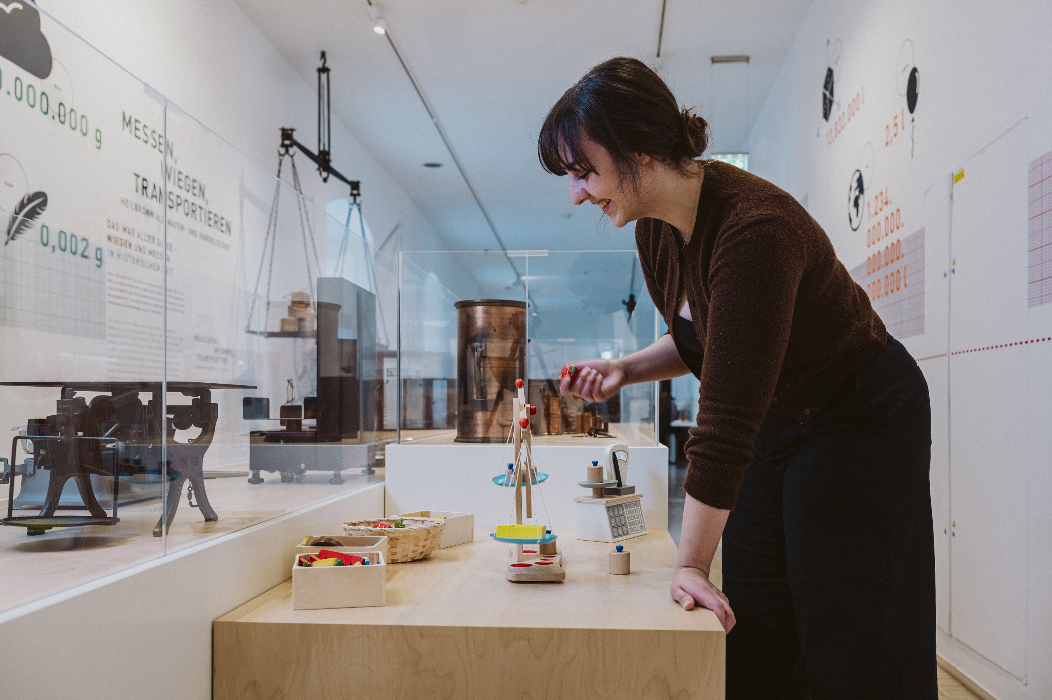 Blick in die Ausstellung: Messen, Wiegen, Transportieren (Foto: Nico Kurth)