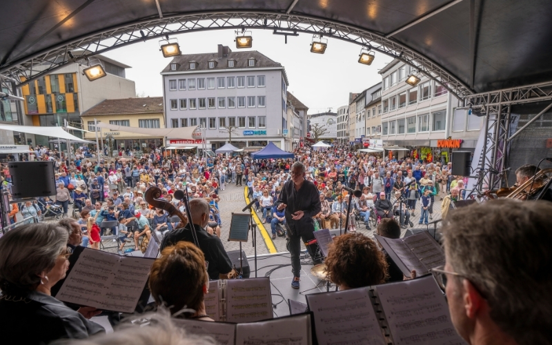 Eine Bühne voller Sänger auf dem Kiliensplatz