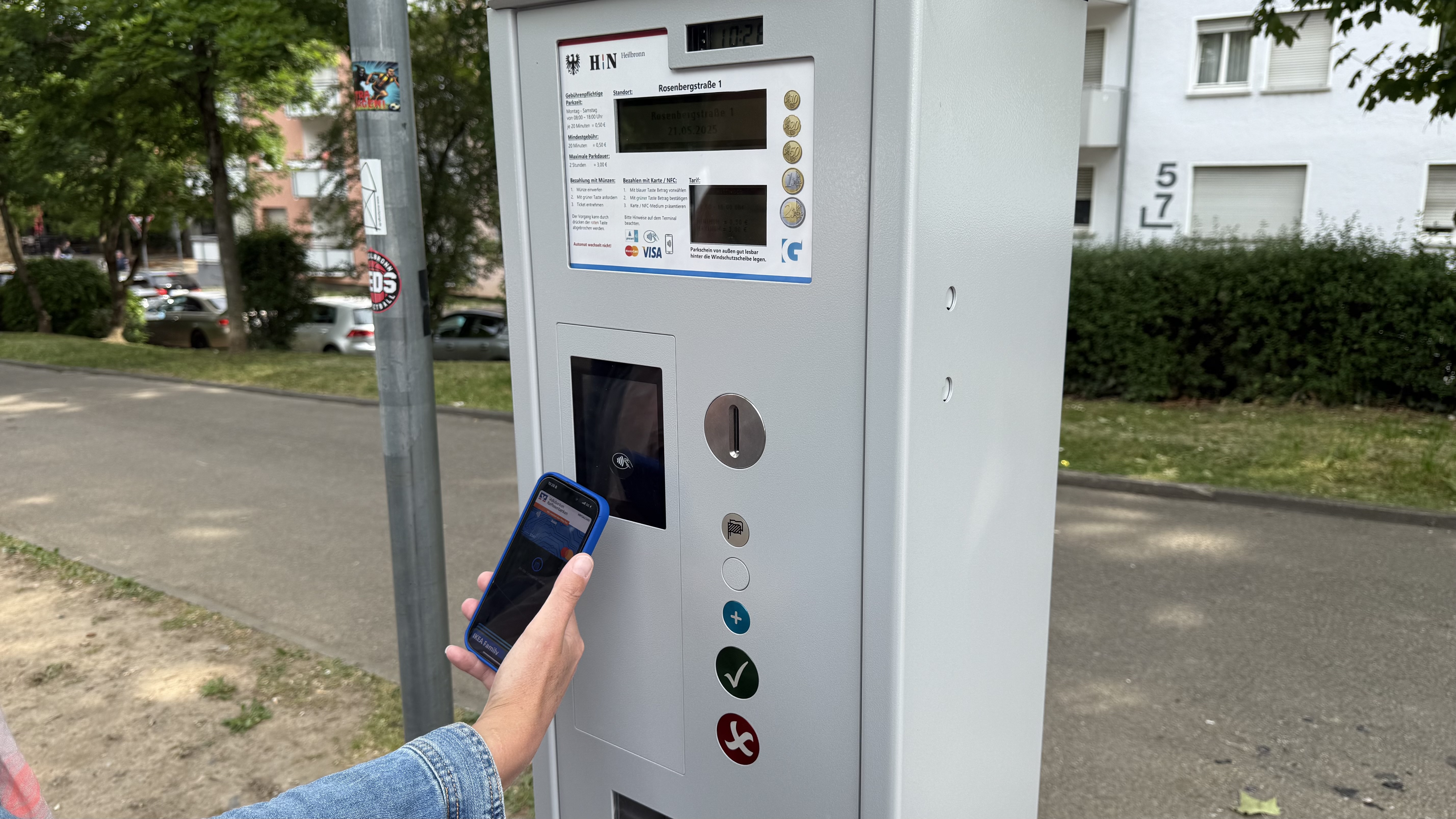 Kein Kleingeld zur Hand? An den 16 Parkscheinautomaten im Stadtzentrum kann jetzt mit der EC- oder Kreditkarte sowie dem Smartphone bezahlt werden. Foto: Michelle Pawlovsky