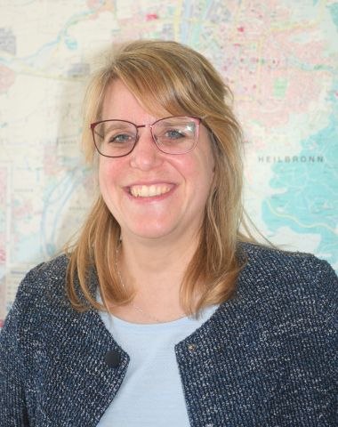 Portrait von Isabelle Metzger - junge Frau mit Brille