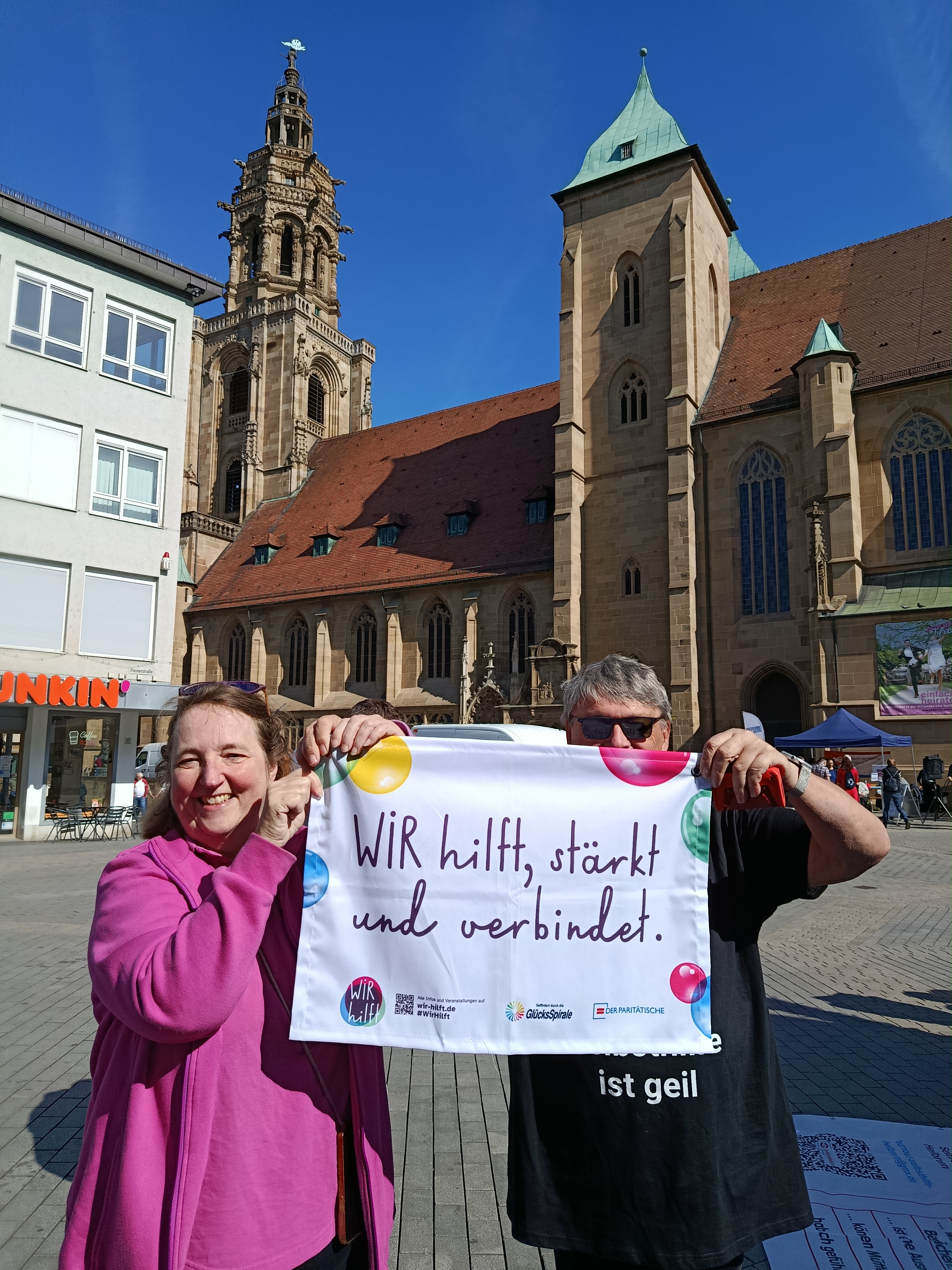 Zwei Frauen mit Plakat