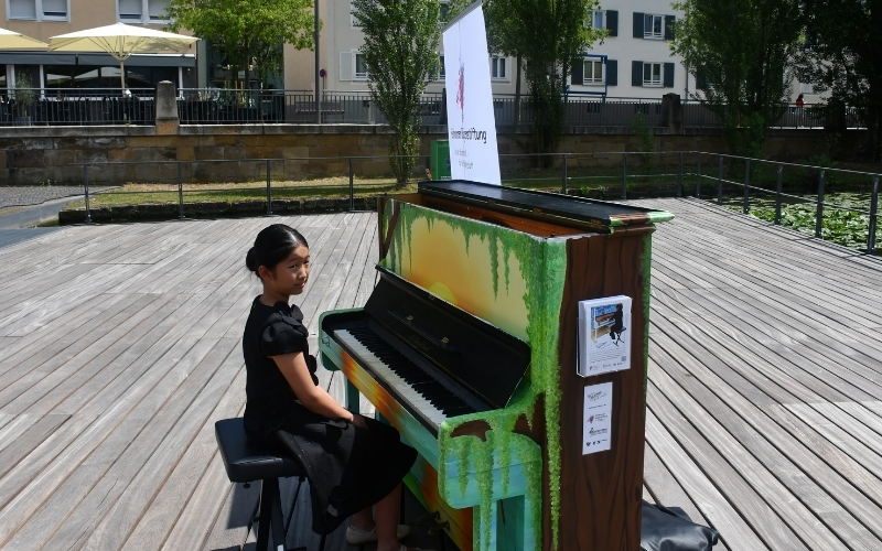 Jingtong Zhang, Musikschülerin der städtischen Musikschule, eröffnet am Klavier „Sommerabend“ die „Spiel mich“-Aktion.