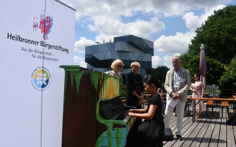 Angelika Biesdorf (hinten von li., Vorstandsmitglied Bürgerstiftung), Bürgermeisterin Agnes Christner und Karl Schäuble (Vorstandsvorsitzender Bürgerstiftung) lauschen gespannt den Klängen, die Jingtong Zhang dem Klavier entlockt. Foto: Stadt Heilbronn