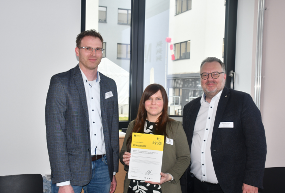 Uwe Kanamüller, Luise Mikolajec (beide aim) und Bürgermeister Andreas Ringle. Foto: Milva-Katharina Klöppel