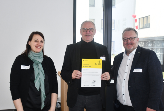 Bettina Reinhart, Axel Vornam (beide Theater Heilbronn) und Bürgermeister Andreas Ringle. Foto: Milva-Katharina Klöppel