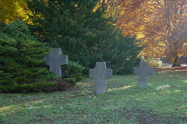 Granitkreuze auf dem Ehrenfriedhof