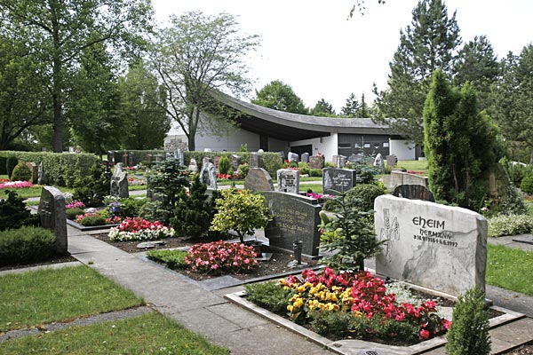 Blick auf die Aussegnungshalle auf dem Friedhof Frankenbach