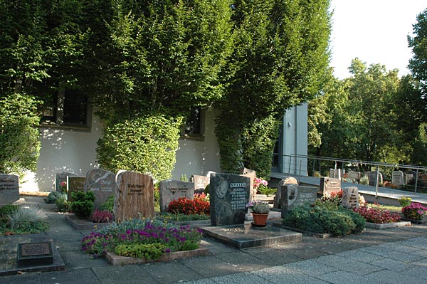 Gräberfeld vor der Aussegnungshalle auf dem Friedhof Horkheim