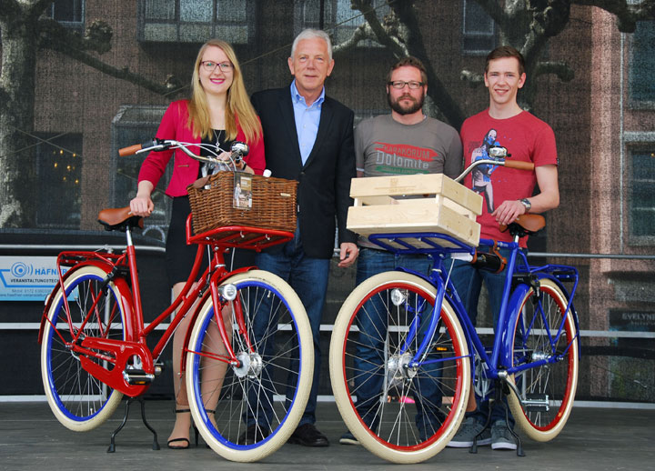 Übergabe der ersten 100 Stadtfahrräder an Studierende (April 2016) 