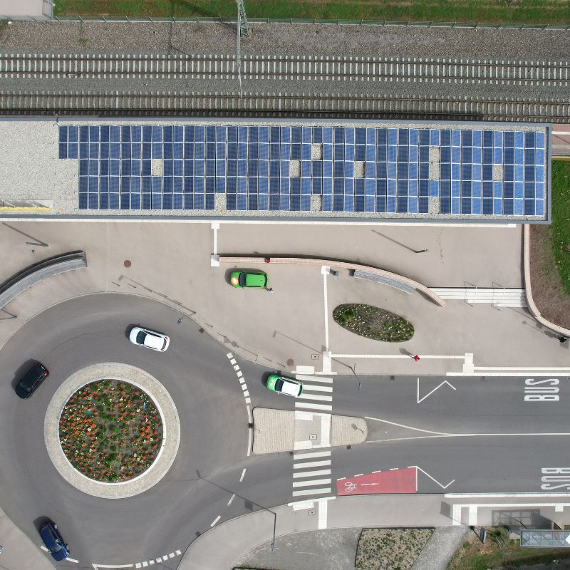 Ein Luftbild. Man sieht die Photovoltaikanlagen auf dem Dach der Haltestelle Sonnenbrunnen.