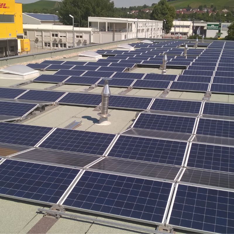 Man sieht die Photovoltaikanlagen auf dem Dach des Betriebsamts der Stadt Heilbronn.