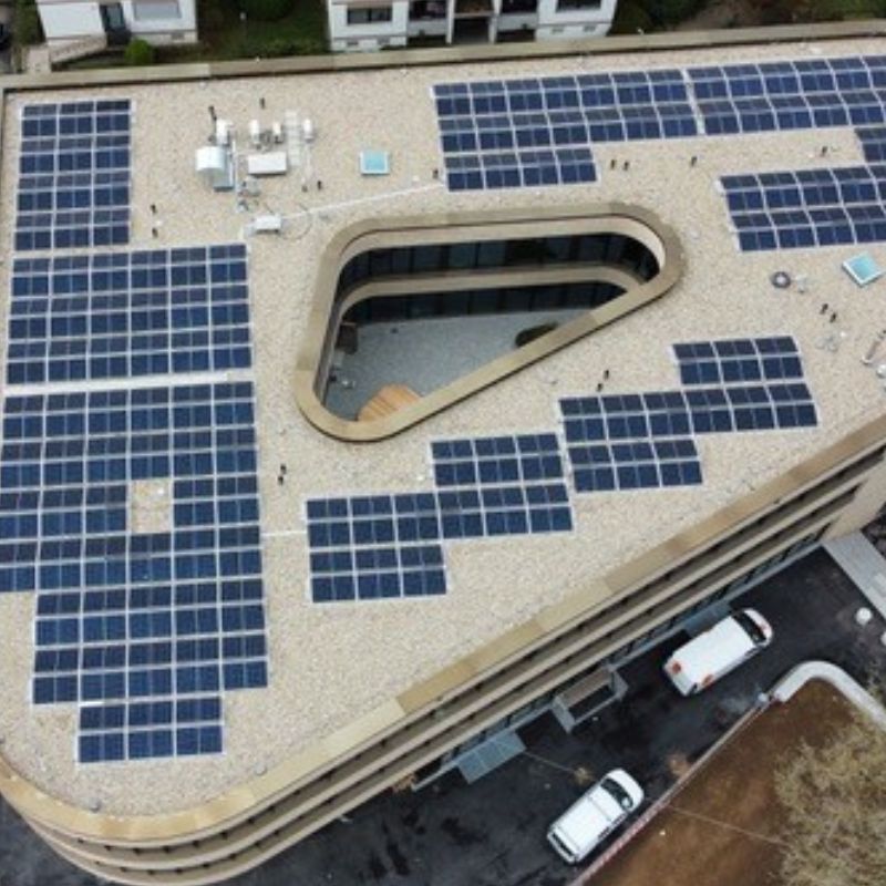 Ein Luftbild von den Photovoltaikanlagen auf dem Dach der Gerhart-Hauptmann-Schule.