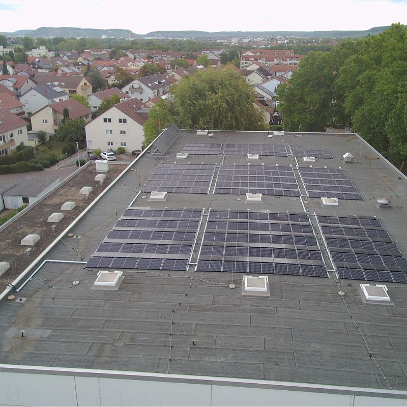 Man sieht die Photovoltaikanlagen auf dem Dach der Stauwehrhalle in Horkheim.