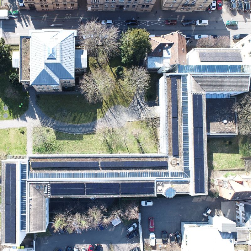 Ein Luftbild. Man sieht die Photovoltaikanlagen auf dem Dach des Technischen Rathauses.