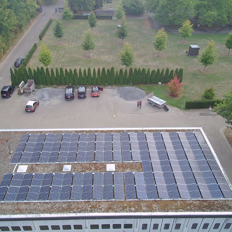 Man sieht die Photovoltaikanlagen des Westfriedhofs.