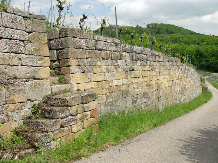 Schilfsandstein-Trockenmauer in den Weinbergen am Staufenberg in Heilbronn-Sontheim 