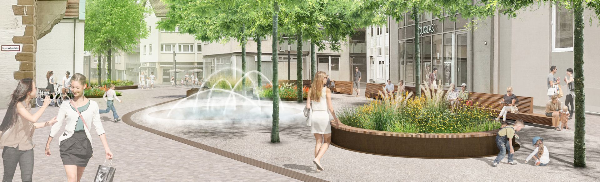 Visualisierung der künftigen Eichgasse in Heilbronn: Eine breite Fußgängerzone mit Bäumen, einem kreisförmigen Wasserspiel in der Mitte, bepflanzten Sitzinseln und mehreren Menschen, die spazieren gehen, sitzen oder spielen. Rechts befinden sich Geschäfte und lange Sitzbänke entlang der Gebäude.
