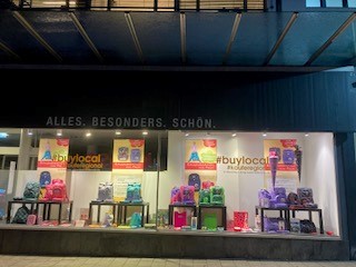 Schreibwaren Seel bei Nacht mit beleuchtetem Schaufenster. (Foto: Seel)