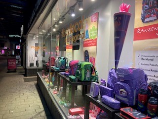 Schreibwaren Seel bei Nacht mit beleuchtetem Schaufenster. (Foto: Seel)