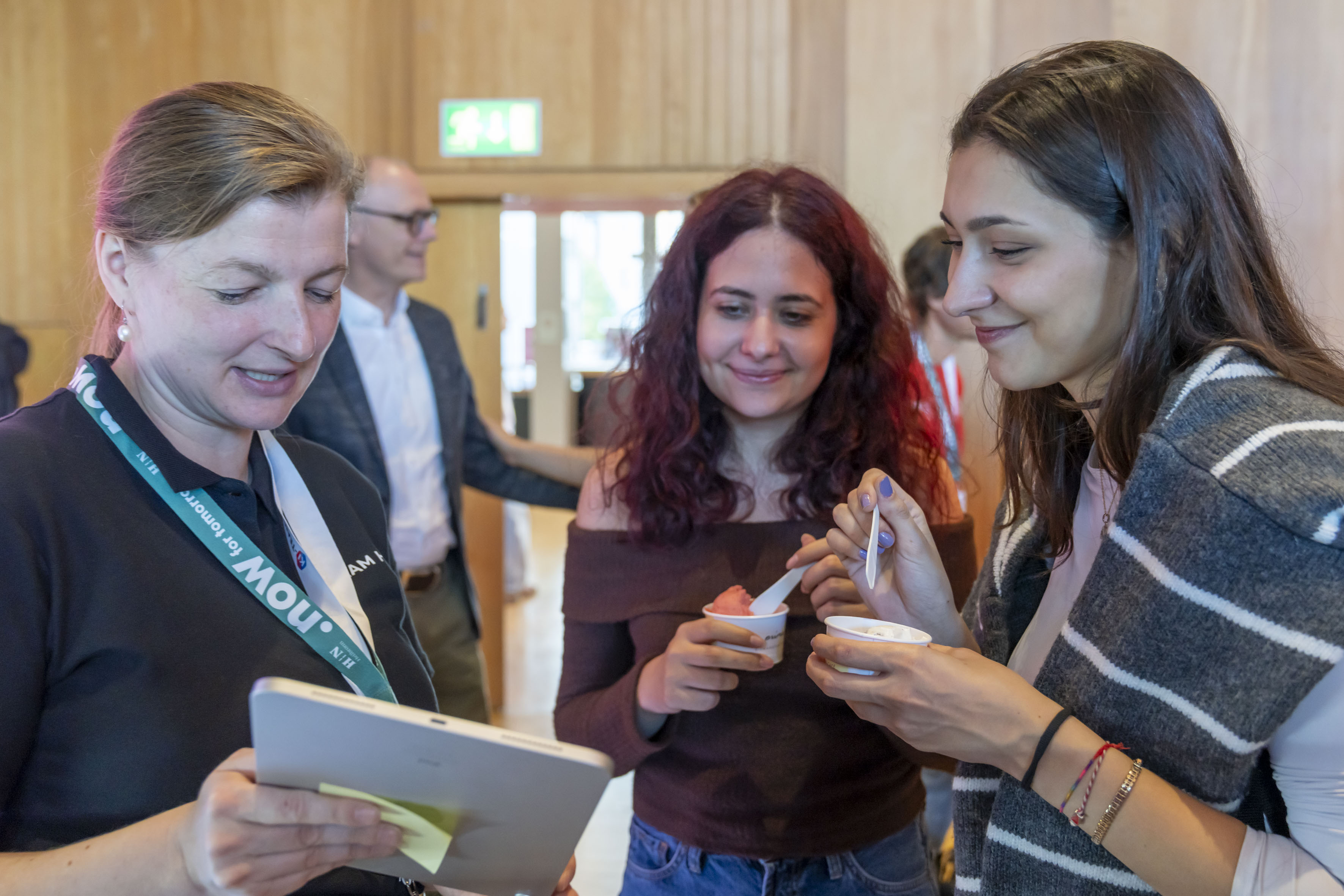 KI Botschafterin macht mit Studierenden eine kurze Umfrage zum Wissensstand über KI. Foto: Stadt Heilbronn/Jürgen Häffner