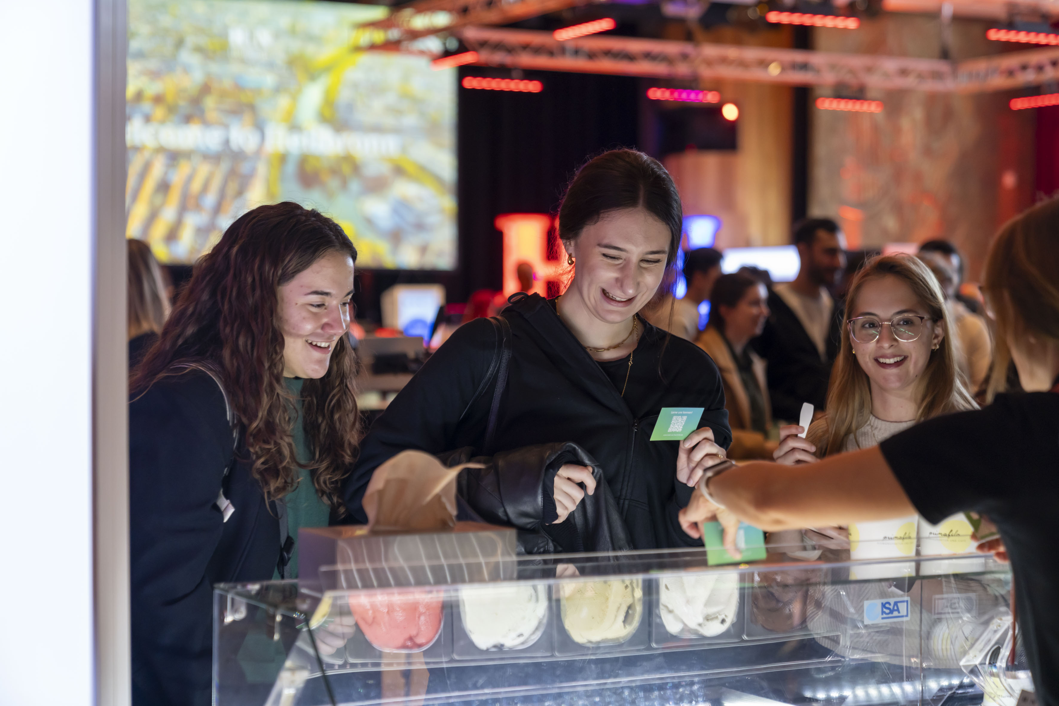 Studierende lösen ihren Eis-Gutschein nach Info über KI-Tool ein. Foto: Stadt Heilbronn/Jürgen Häffner