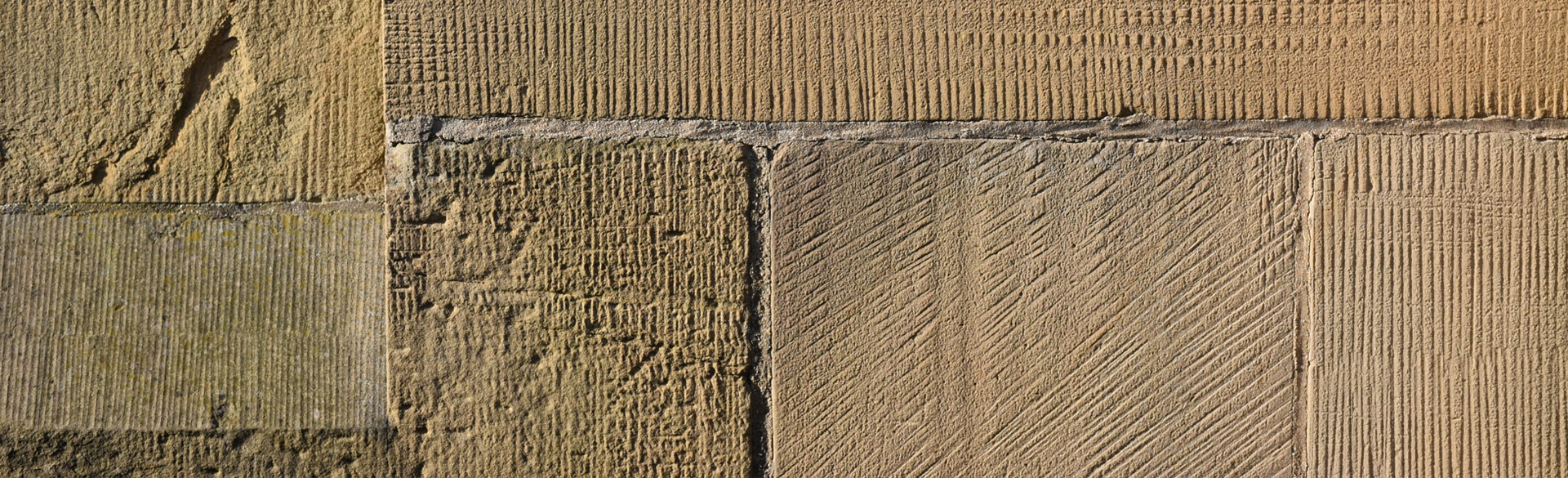 Man sieht eine Mauer