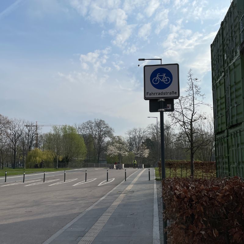 Man Sieht das Schild "Fahrradstraße", das im Stadtteil Neckarbogen auf die Fahrradstraße hinweist.