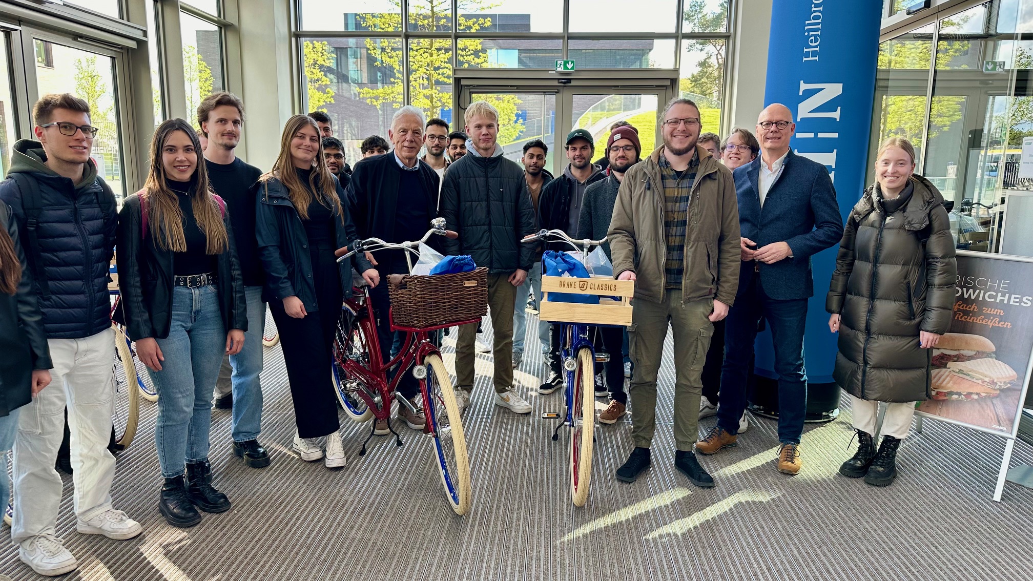 In den Stadtfarben rot - weiß - blau gestaltete Stadtfahrräder.