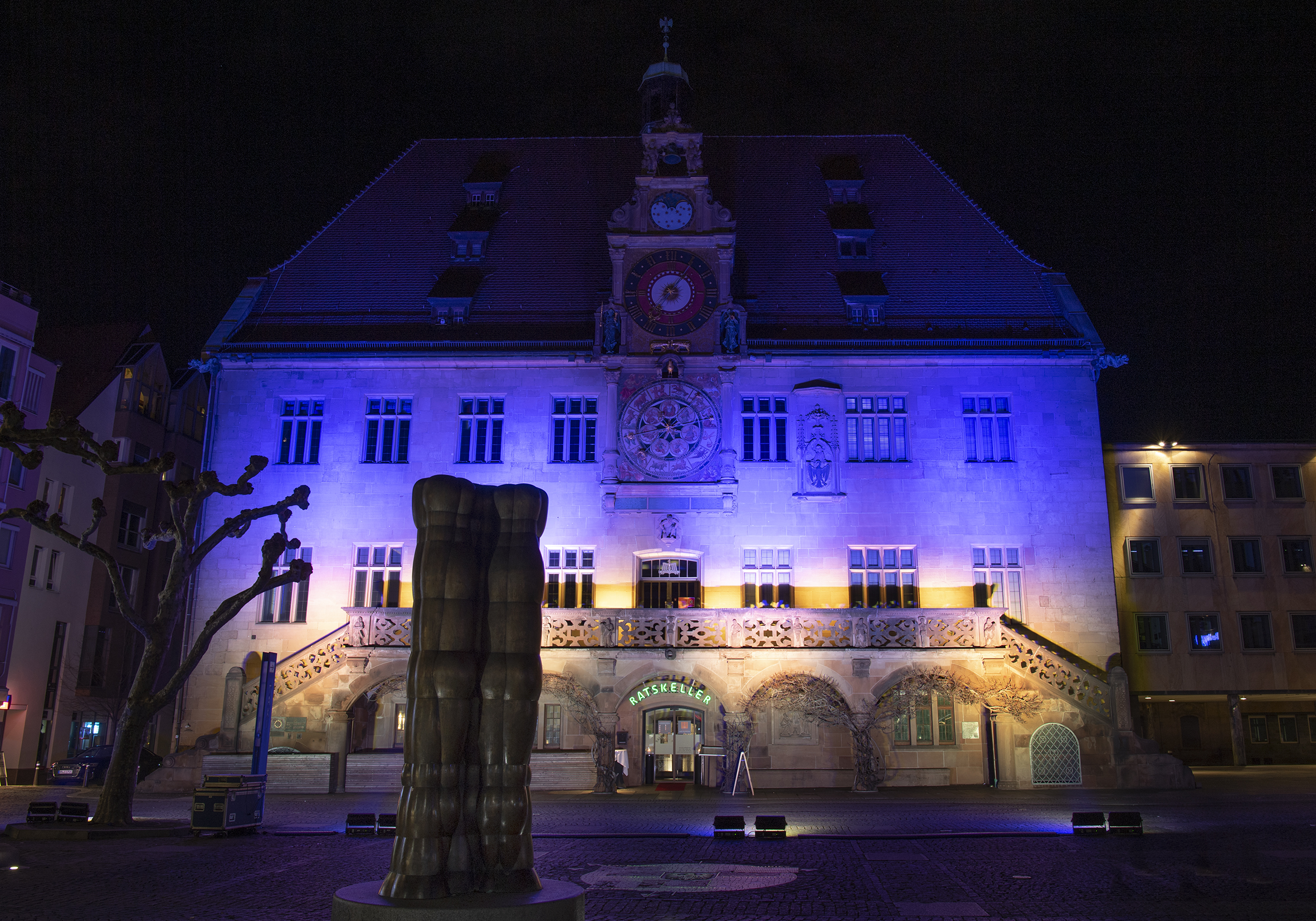 Das Heilbronner Rathaus strahlt in den Farben der ukrainischen Nationalflagge (Foto: Stadtarchiv/B. Kimmerle)