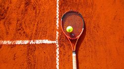 Tennisschläger auf dem Tennisplatz