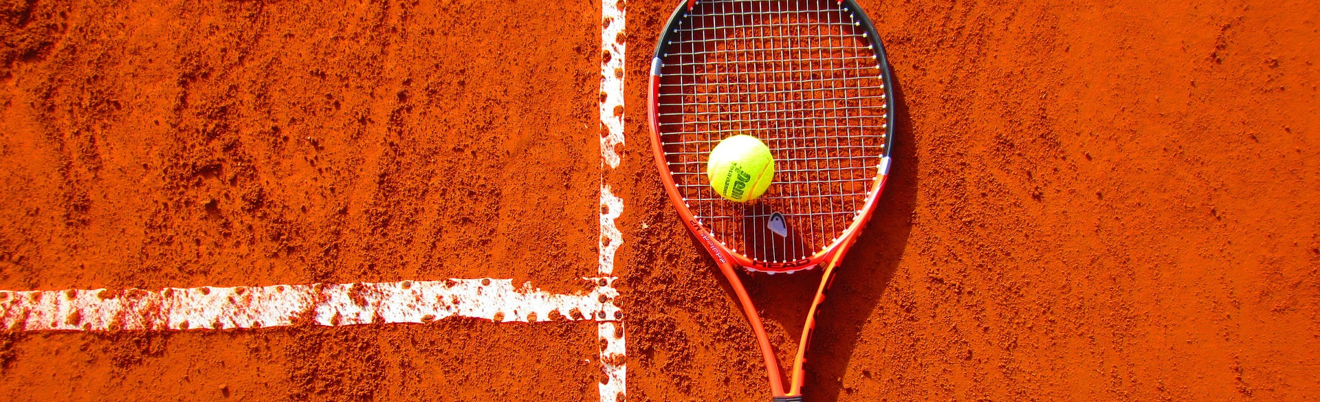 Tennisschläger auf dem Tennisplatz