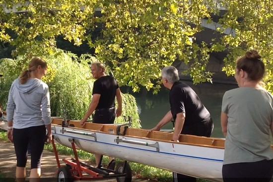 Und dann geht es auch schon auf's Wasser bzw. in den Neckar. Schon beim Bereitstellen und Tragen der Ruderboote machen wir erste Team-Erfahrungen., © dellian consulting GmbH