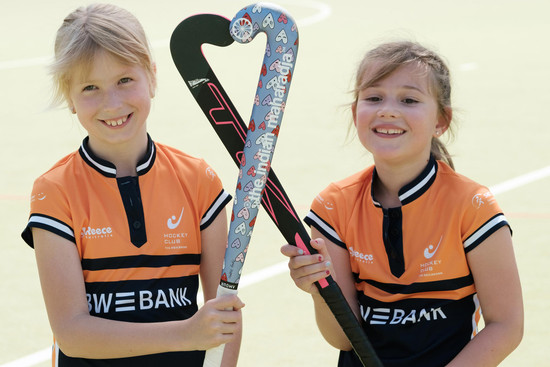 Mädchen mit Hockeyschläger