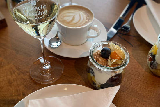 Das Winzersekt-Frühstück wird ergänzt mit einem tollen Cappuccino von der Siebträgermaschine., © Luisa Albrecht