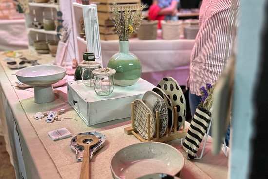 Handmade-Stände von Künstlerinnen der Region mit Keramik, Schmuck, Makramee, Kerzen & mehr, © pue - popupevents