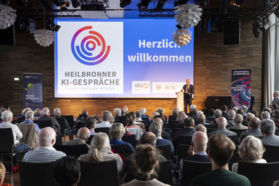 Blick in den Saal bei einem Heilbronner KI-Gespräch.