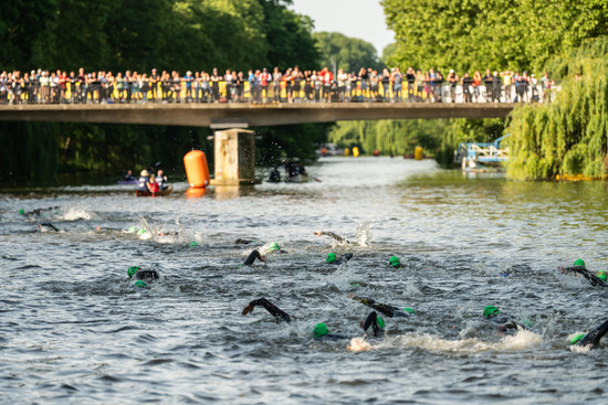 Schwimmer im Neckar