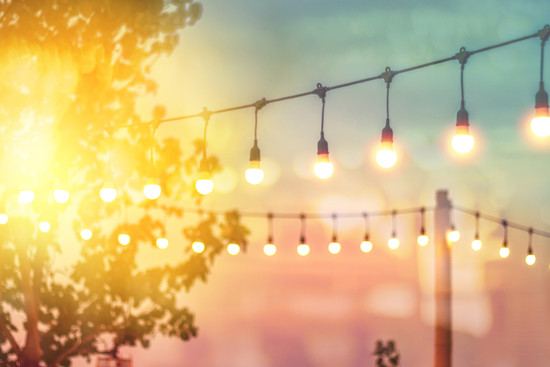 Lichterkette an einem Sommerabend