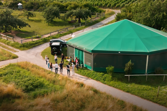 Unser equi-com Seminarzelt liegt idyllisch mitten in den Weinbergen auf einer Reitanlage bei Heilbronn und steht ausschließlich unseren Teilnehmenden zur Verfügung, © dellian consulting gmbH