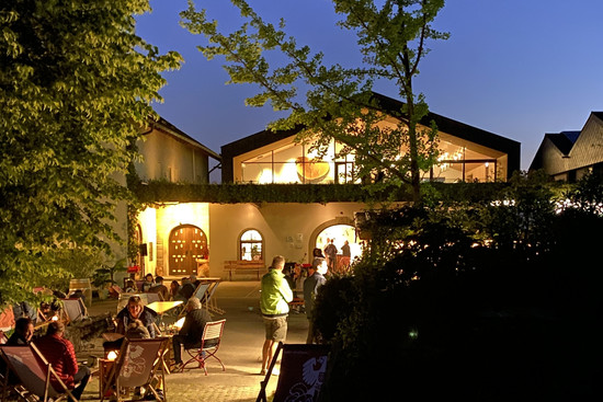 AfterWork mit Viola im Hof vom Weingut Albrecht-Kiessling, © Albrecht