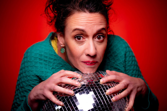 Alice Köfer, auf eine Discokugel gestützt., © Alice Köfer
