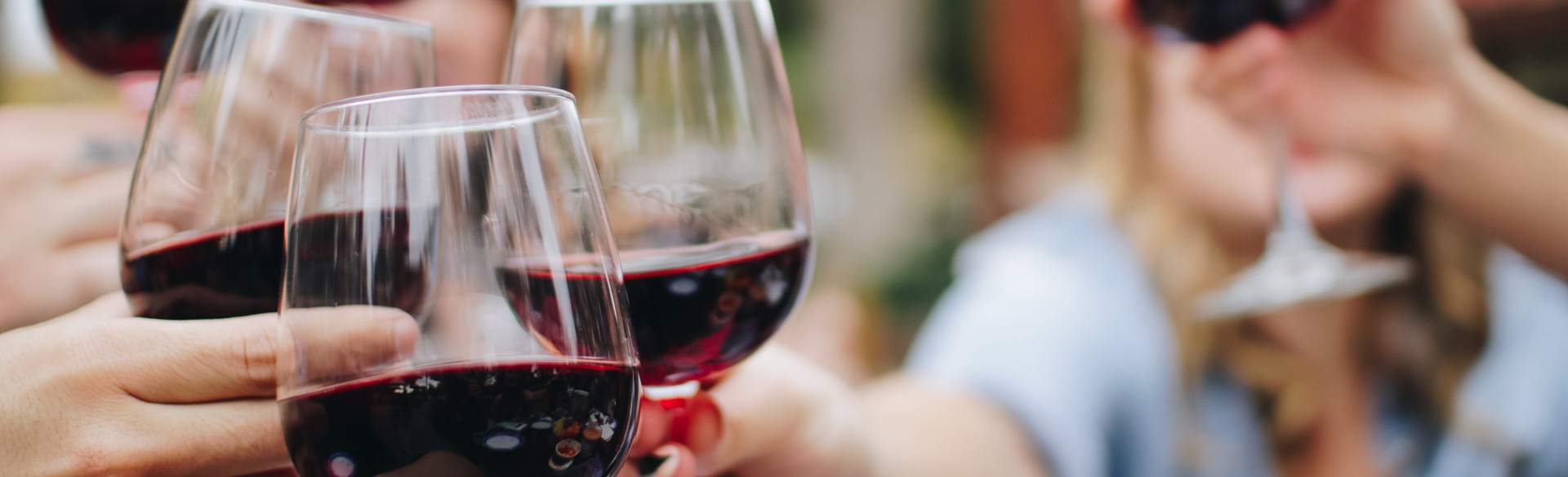 Gruppe stößt mit Rotwein an