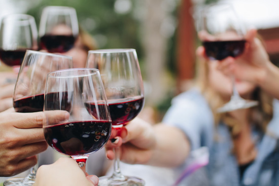 Gruppe stößt mit Rotwein an