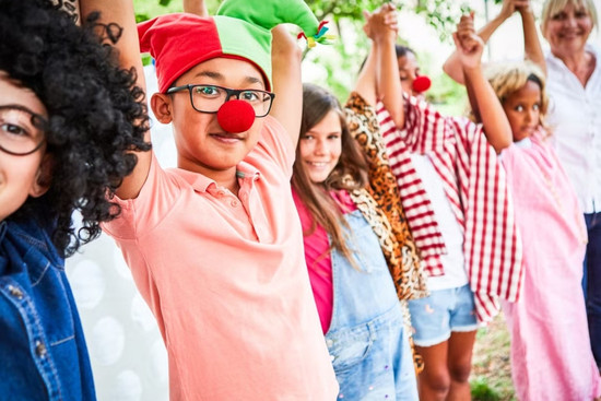 Kinder die Theater spielen und sich verbeugen.