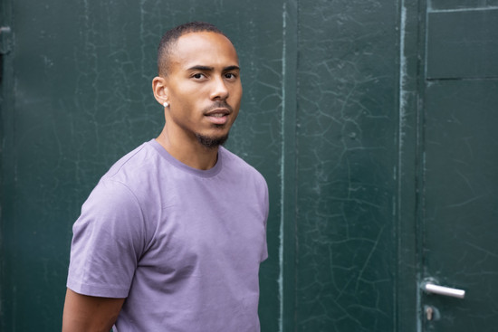 Foto von Robin Afamefuna im T-Shirt vor einer Wand, © Robin Afamefuna