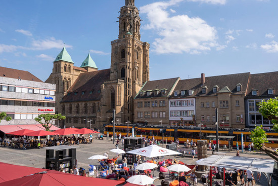StadtLesen Heilbronn auf dem Marktplatz mit Kilianskirche
